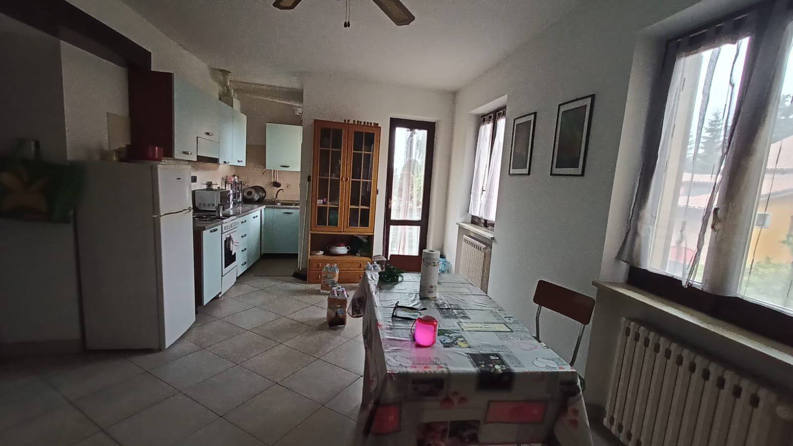 CUMIANA- In zona comoda alla viabilità, ma allo stesso tempo in centro, proponiamo in vendita ampio trilocale in ottime condizioni. L'appartamento si 