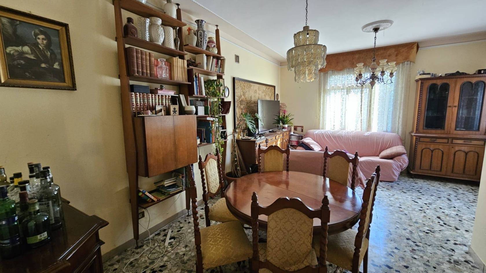 Mestre nella zona molto richiesta di Viale San Marco, in palazzina ben tenuta, appartamento di circa 117 mq al 2° piano, molto luminoso, dispone di 