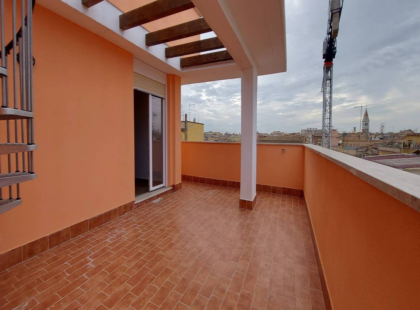 Nel cuore della città, nel quartiere San Lorenzo, in via dei Sabelli proponiamo la vendita di due spettacolari attici panoramici di nuova costruzione.