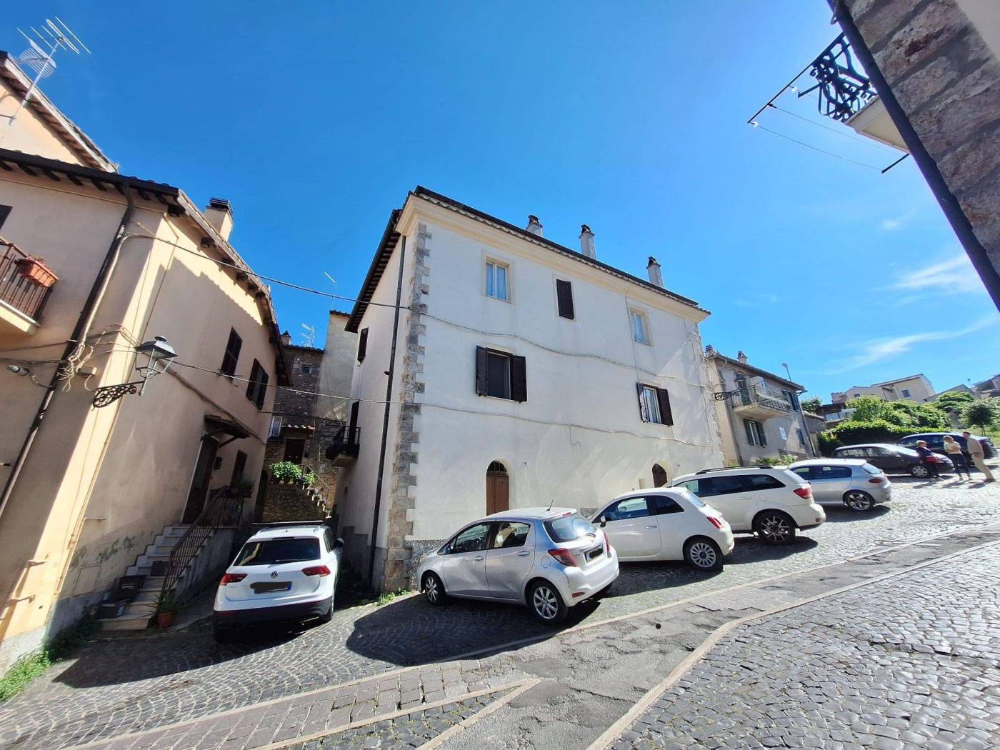 L'Agenzia Immobiliare Tecnoedil propone in vendita, a Tolfa – affascinante borgo collinare situato a nord di Roma, immerso nel verde della campagna 