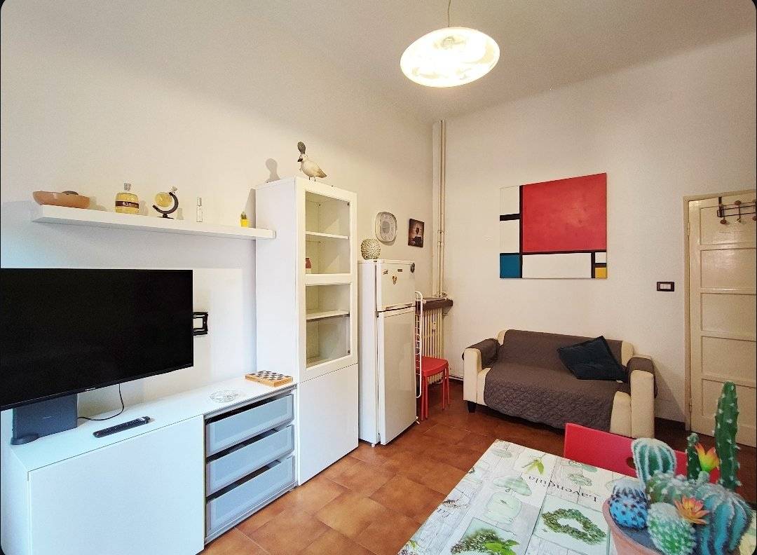 Proponiamo in locazione bilocale arredato in stabile signorile, composto da zona giorno con cucina a vista, camera da letto matrimoniale e bagno. 