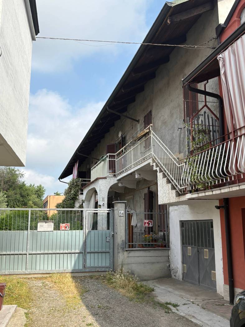 In zona semicentrale, vicina al Comune, vendesi appartamento in casa bifamiliare, disposto su due livelli. Al piano terra : ingresso, cucina , 