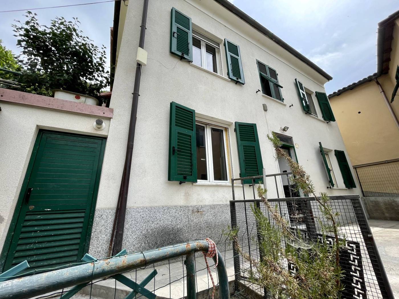 --- IN TRATTATIVA --- Proponiamo terratetto semindipendente libera su tre lati in buone condizioni di manutenzione. L'accesso alla proprietà avviene 