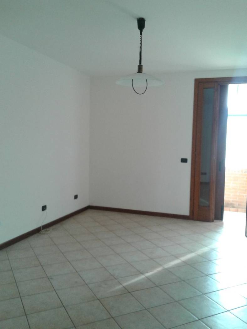 Zelarino zona la grotta appartamento piano terra mq 80 ( NON ARREDATO) soggiorno con cucina a vista,camera matrimoniale, camera singola, 2 bagni, mq 