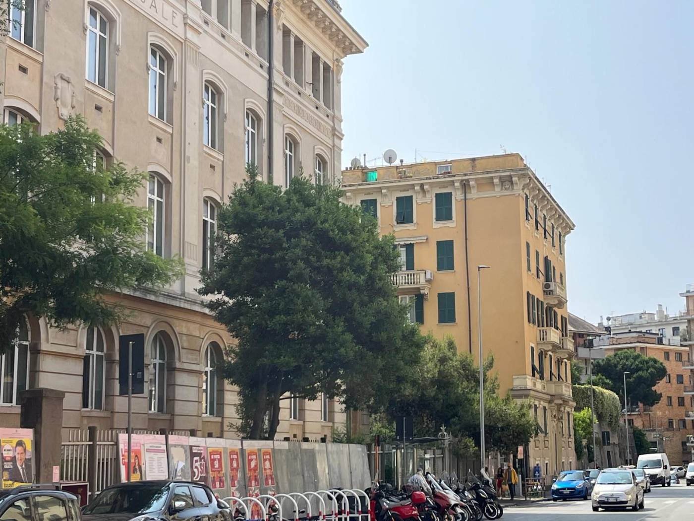 ALBARO MONTE ZOVETTO (Adiacentissimo Piazza Leonardo da Vinci e scuola Barrili-Brignole Sale) in palazzo signorile con tetto , facciata e scale in 
