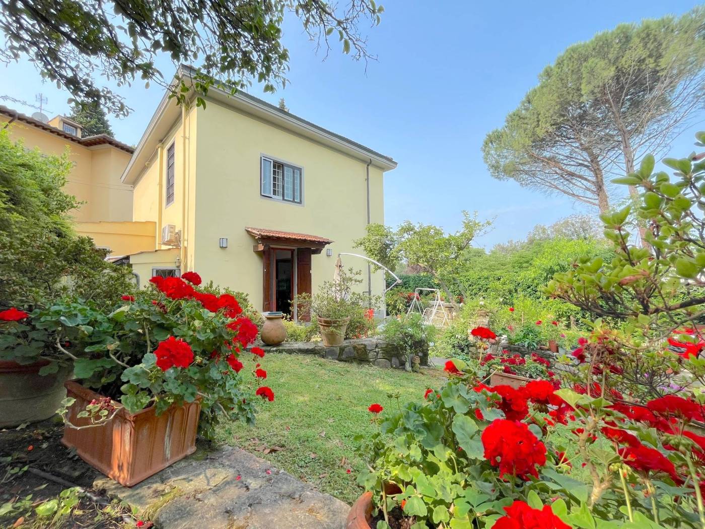 RIF. VE8MAMA, FIRENZE, POGGIO IMPERIALE, Villa libera su 4 lati. Giardino esclusivo e box coperto. Eu. 2.300.000 ESCLUSIVO All'interno del polmone
