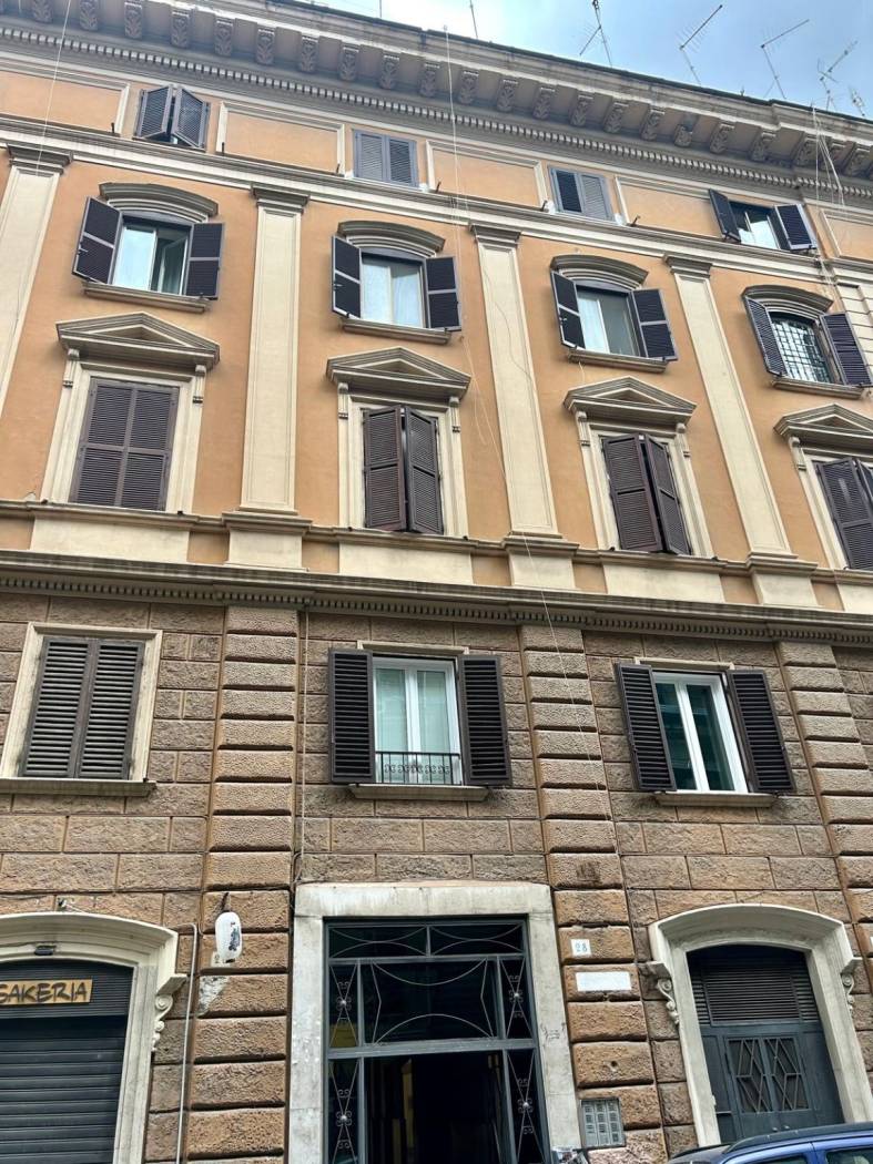 PRATI ADIAC. LEONE IV E VATICANO E PIU' PRECISAMENTE IN VIA OSTIA LA BL CASE SRL PROPONE LA VENDITA DI UN APPARTAMENTO DI AMPIA METRATURA IN UNA 