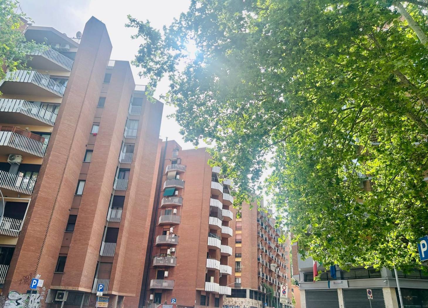 TRASTEVERE E PIU' PRECISAMENTE IN VIA FRANCESCO BENAGLIA LA BL CASE IMMOBILIARE PROPONE LA VENDITA, IN UNA PALAZZINA IN CORTINA CON SERVIZIO DI 