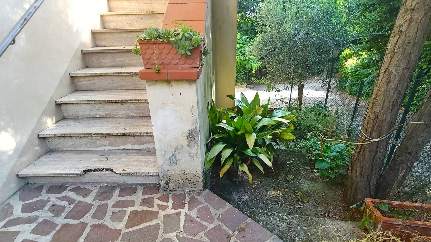 riferimento annuncio: V-180 PROPONIAMO IN VENDITA, IN ZONA COLLINARE E IMMERSA NEL VERDE, ma a pochi passi dal centro cittadino, APPARTAMENTO CON 