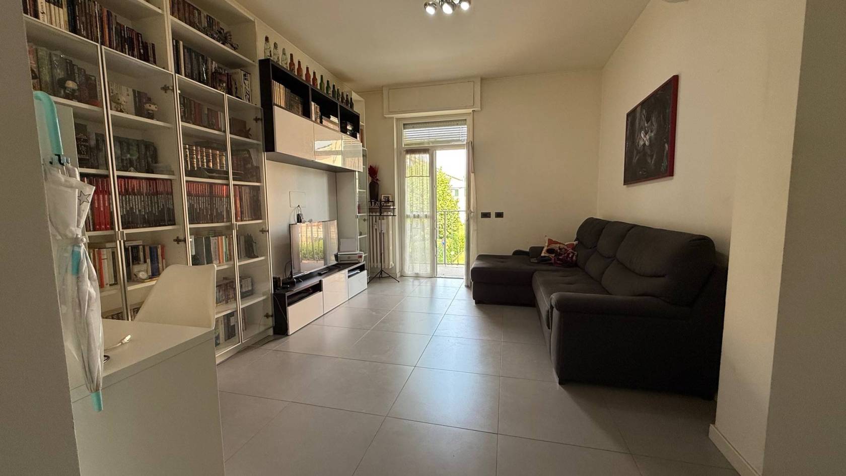 Comodo con la stazione, appartamento completamente arredato, composto da soggiorno con cucina a vista, due camere e bagno. Cantina e box. Solo 