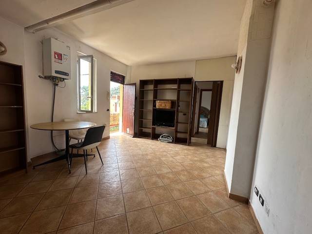 Novara, in corso Risorgimento ed in contesto condominiale proponiamo questo bilocale composto da: ingresso nel soggiorno con angolo cottura, 
