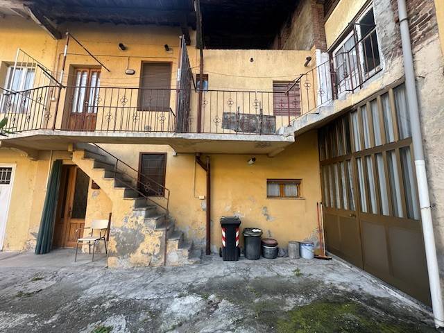 Galliate, nel centro storico proponiamo una casa di corte disposta su tre livelli e dotata di doppio ingresso al piano terra, dal primo ingresso si 