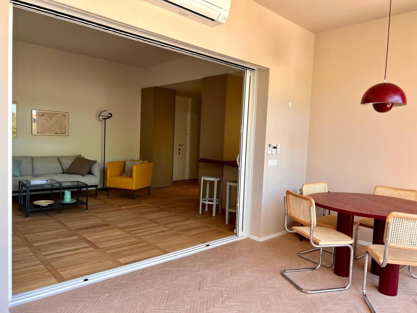 San Giovanni Porta Latina, nelle vicinanze delle Mura Aureliane, precisamente in via Vetulonia, proponiamo la locazione di un bellissimo appartamento 