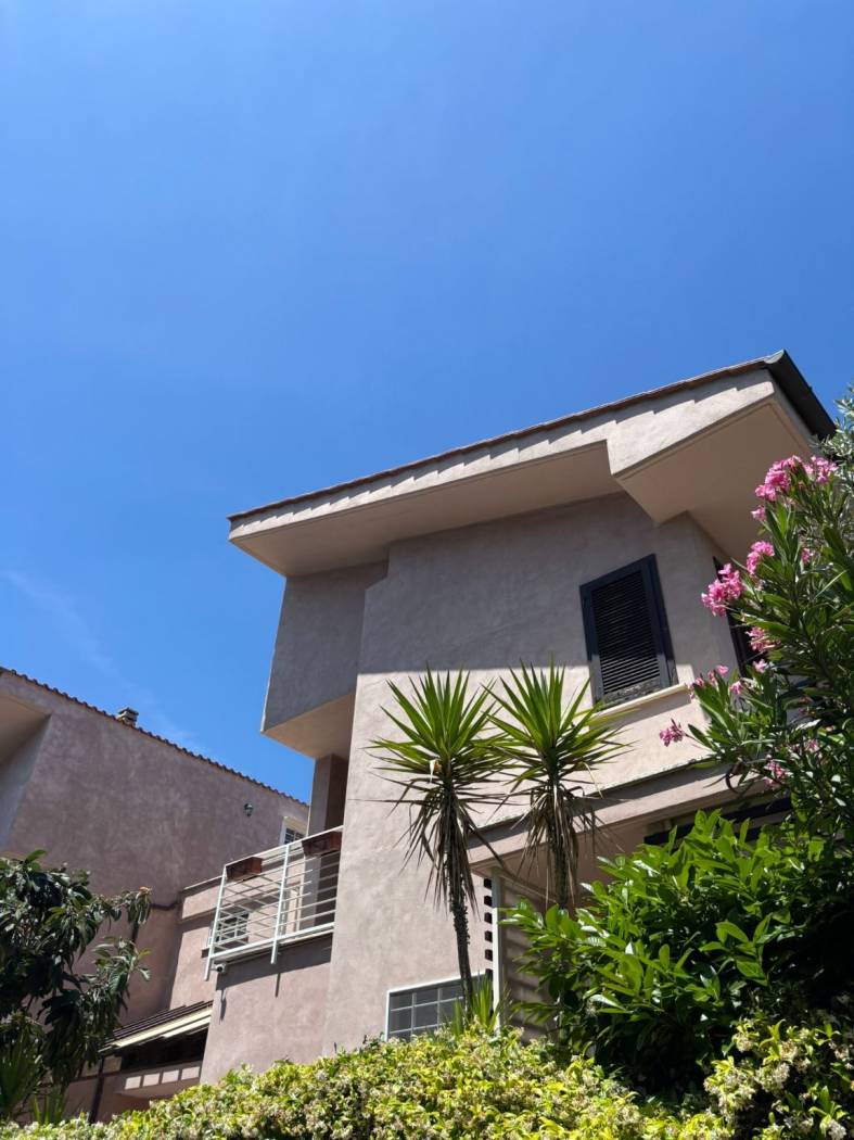 All'interno di un elegante residence privato, a pochi minuti di auto dal centro storico di Frascati e in prossimità della prestigiosa Via dei Salè, 