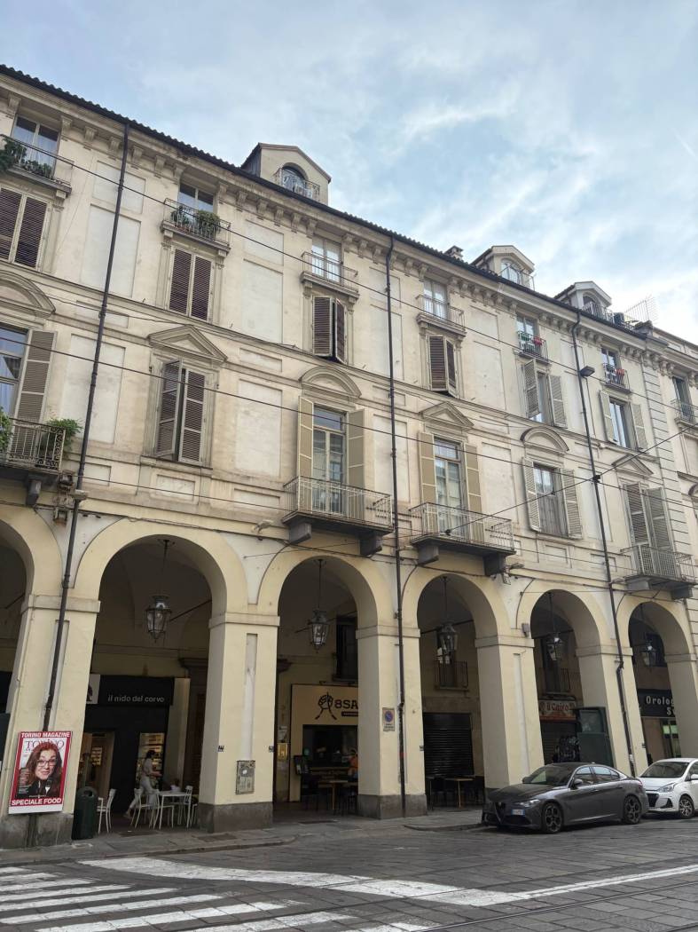 Affittasi ampio appartamento arredato in pieno centro di Torino. L'appartamento si trova in uno stabile d'epoca dotato di ascensore ed è libero da 