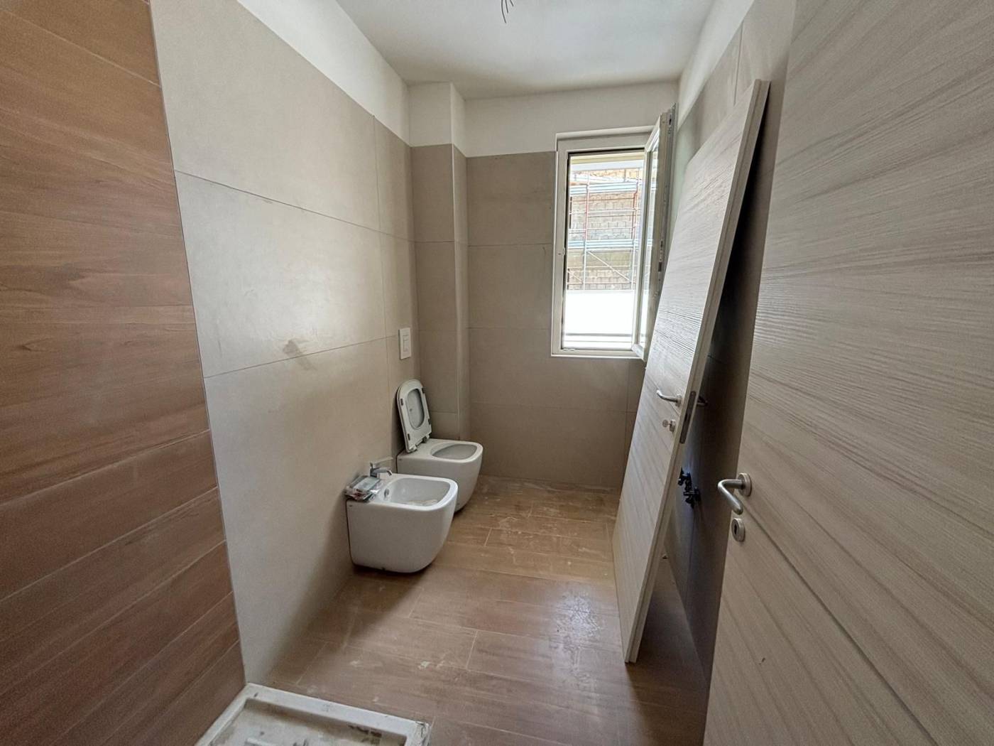 Sant'arpino/Cesa, in zona ben servita, nelle vicinanze di tutti i principali servizi, disponiamo in vendita di un ultima disponibilità. Trattasi di 
