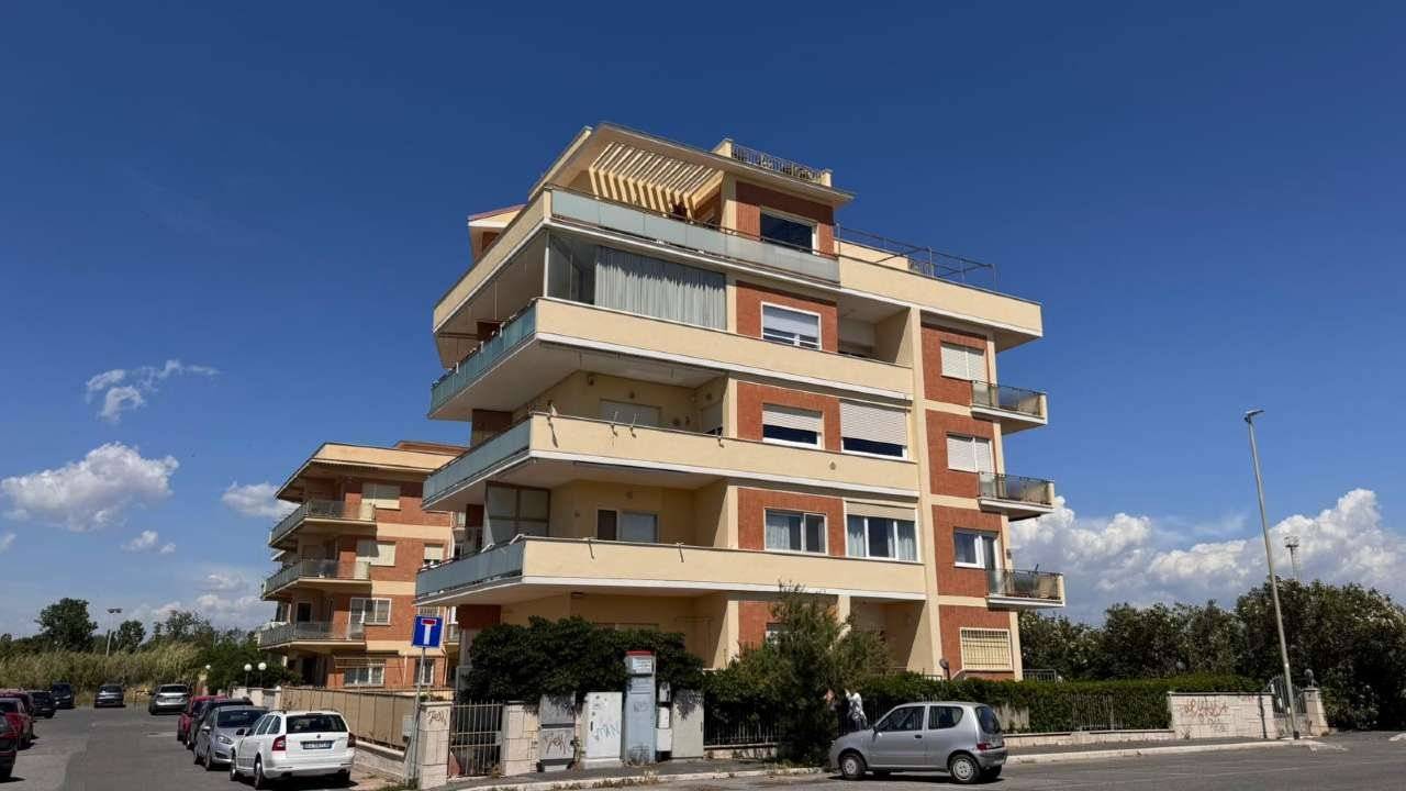 • Eu. 340.000,00 • 4 locali • 136 mq commerciali • 2 bagni • Ascensore • Immobile garantito DESCRIZIONE IMMOBILE: In palazzina signorile adiacente il 