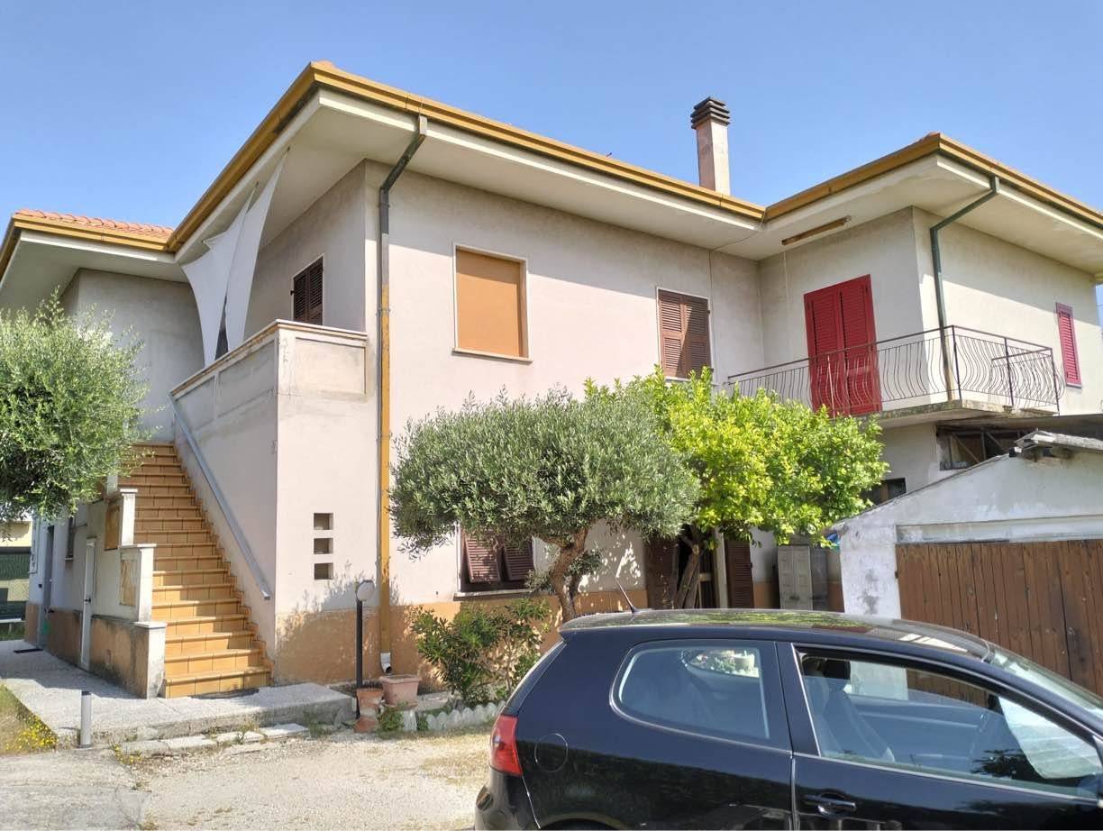 MARZOCCA di SENIGALLIA, in comoda posizione tra il centro ed il mare, porzione di casa con ingresso indipendente, giardino privato e box auto. L' 