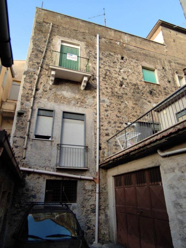 Appartamento su due piani in affitto. Situato al secondo e terzo piano, questo spazioso immobile offre 120 m² di superficie commerciale. Con ampi 