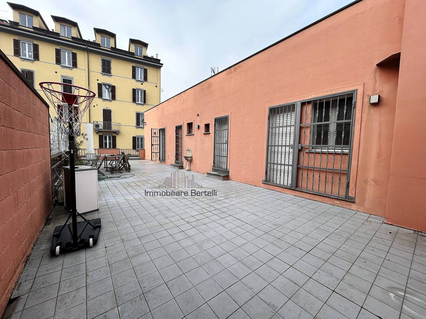 Il quartiere Romolo - San Cristoforo, è uno dei più famosi di Milano grazie alla presenza del Naviglio e della splendida chiesetta trecentesca che dà 