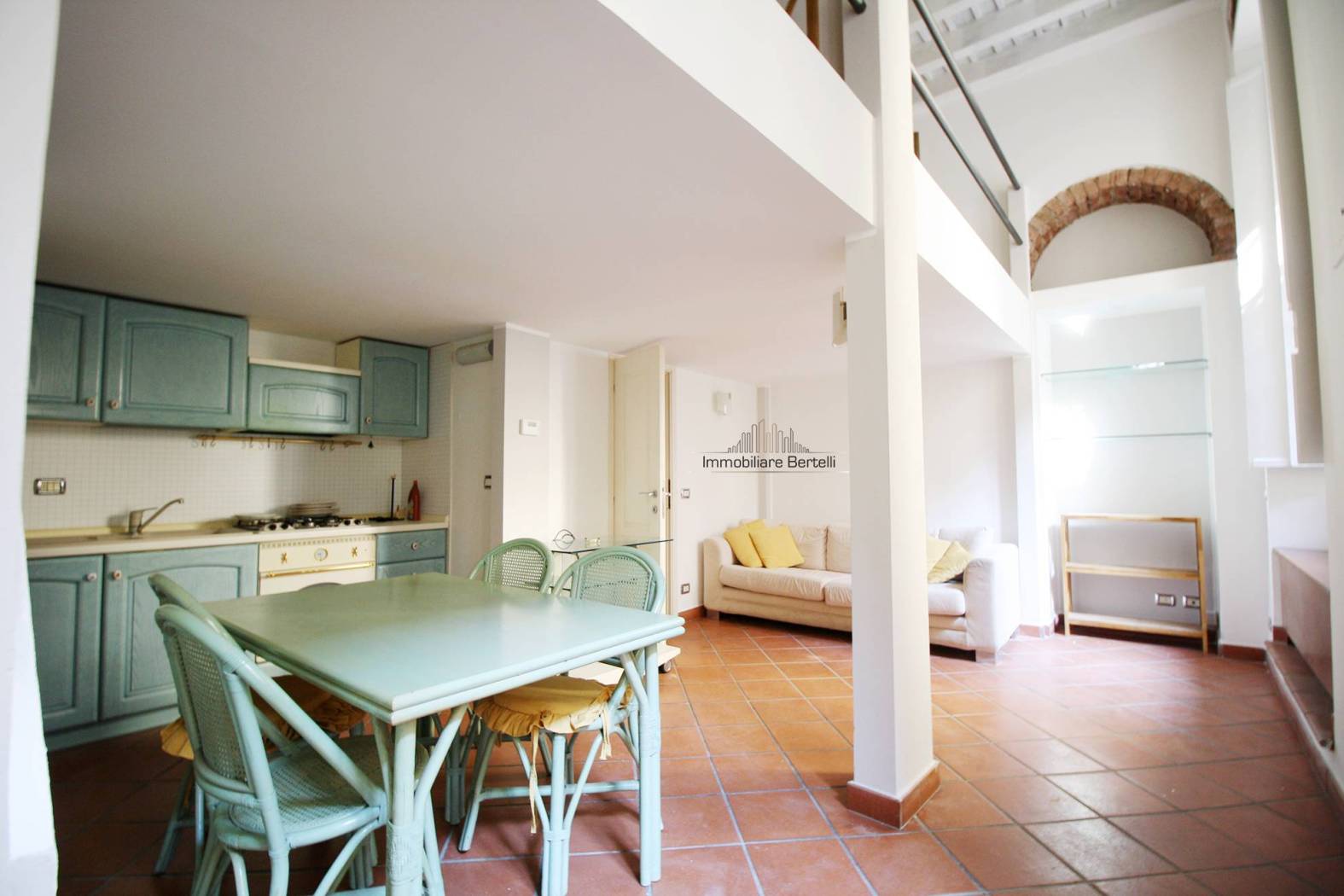 LOFT – VIA TERTULLIANO, ZONA VIALE UMBRIA Proponiamo in locazione un affascinante loft di 60 mq situato al piano terra di un contesto tranquillo con 