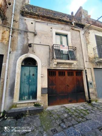 Casetta singola posta al 1° piano, composta da una cucina, una cameretta, un w.c. e un piccolo ripostiglio. L'immobile è disponibile per locazione 