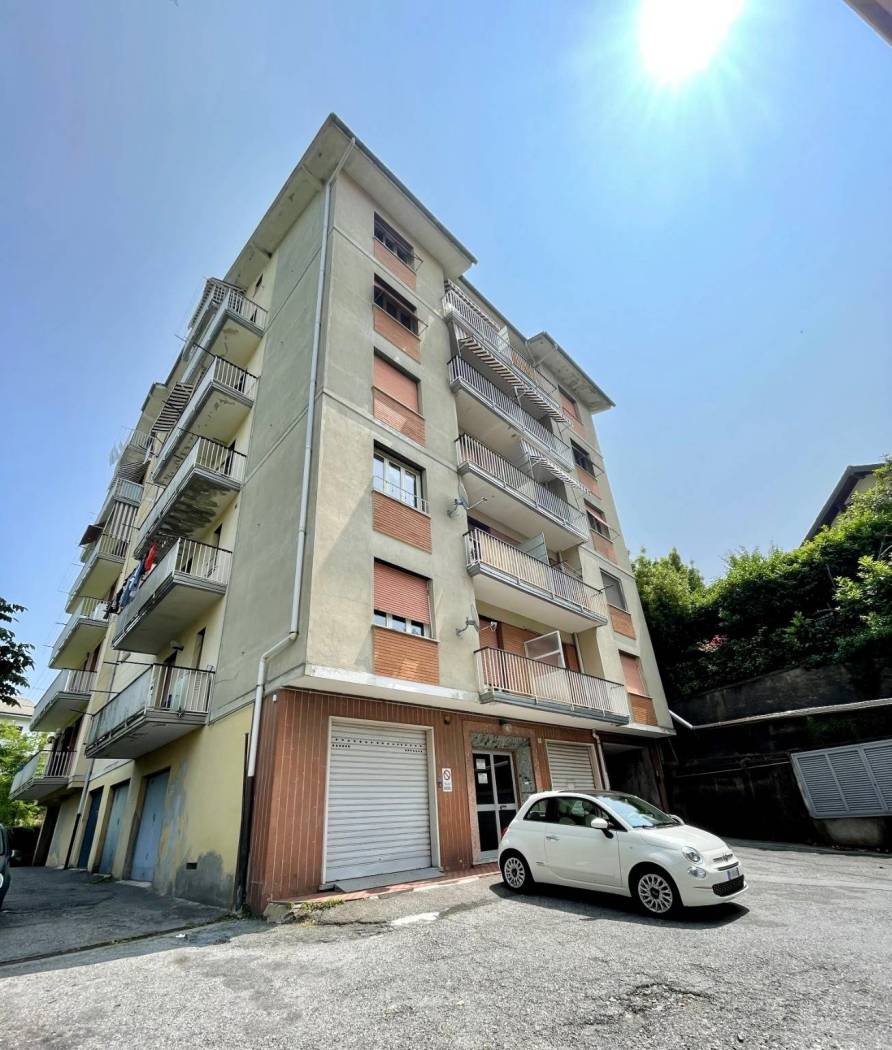 Ci troviamo in una zona comoda, a pochi passi da scuole, negozi e servizi. Proponiamo un appartamento posto in una palazzina dotata di ascensore, 