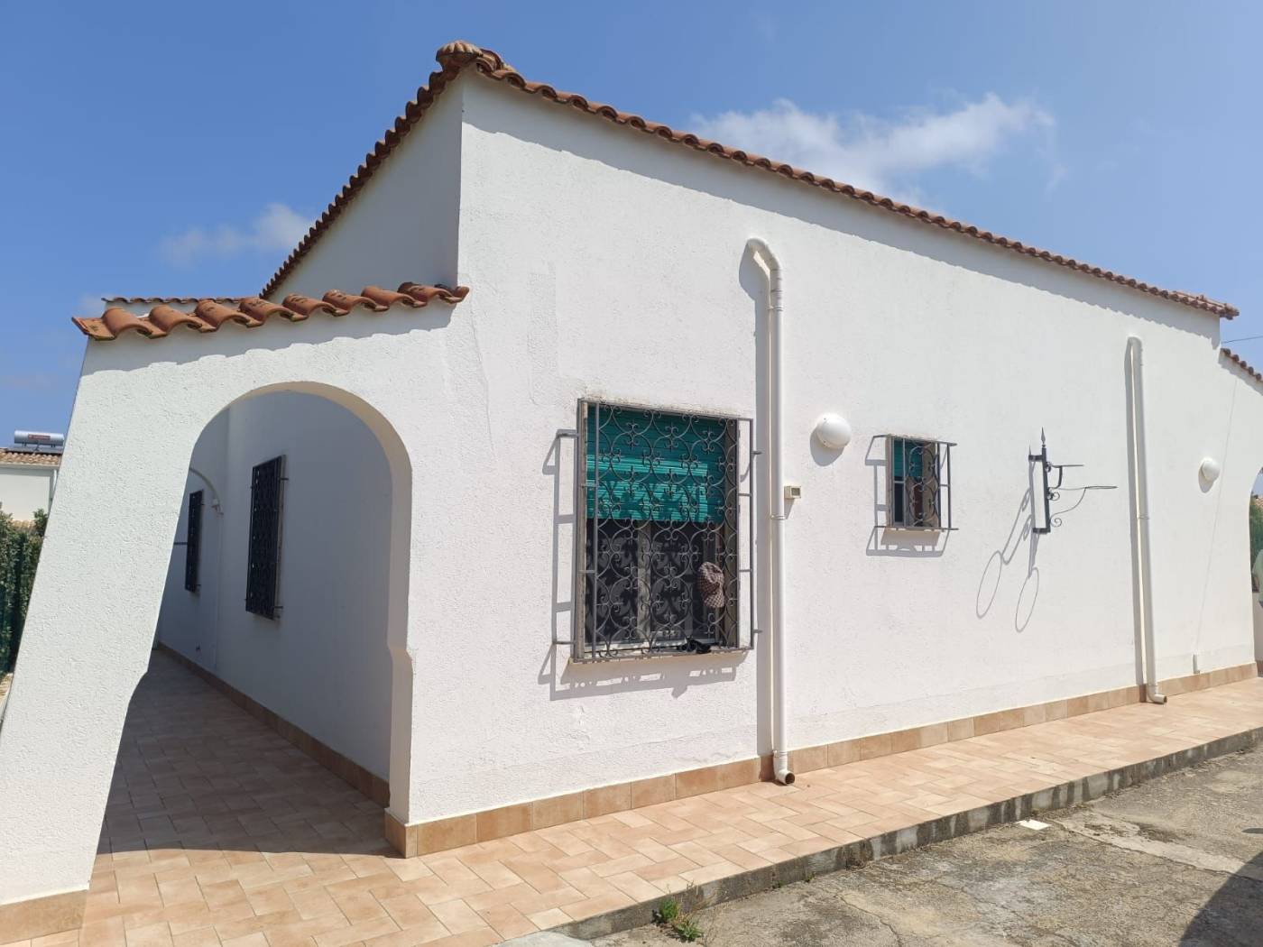 Immobiliare Spica propone in vendita una villetta di 100mq nei pressi della strada provinciale, fronte strada in contrada Passarello. Questa villetta 