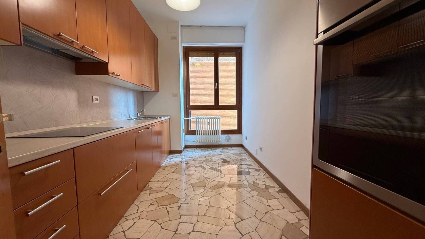In stabile signorile, appartamento ristrutturato recentemente, composto da: soggiorno con cucina separata arredata, camera e bagno. Balcone. 