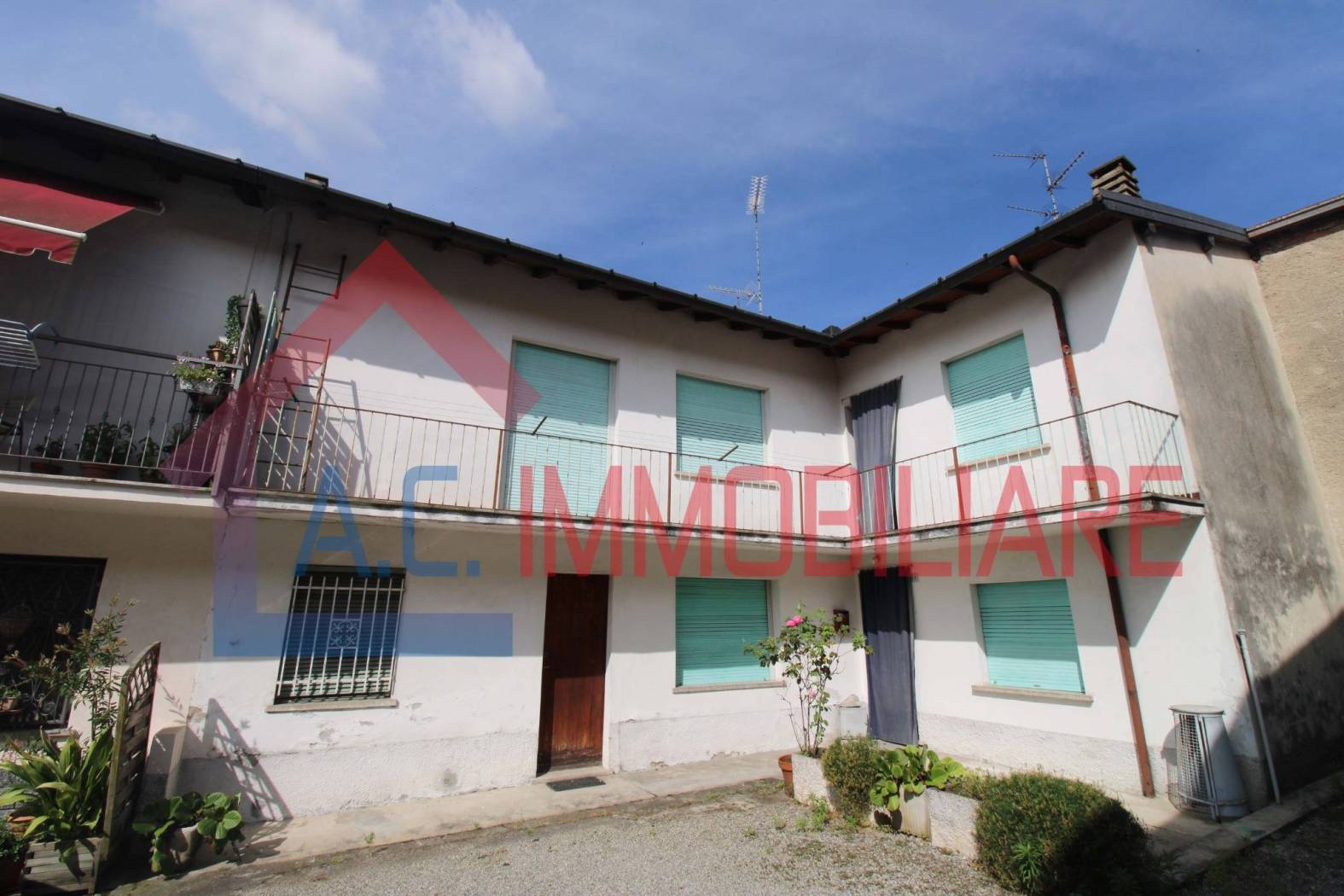 In zona centrale del paese in curata corte senza spese comuni, porzione di casa su due livelli composta al piano terra da ingresso che porta alla 