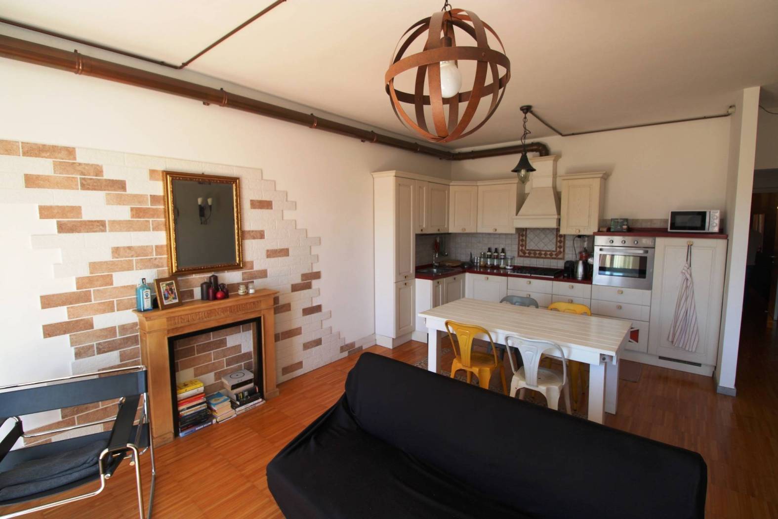 APPARTAMENTO IN VENDITA – CIVITANOVA MARCHE CENTRO 90 mq – Secondo piano – Eu.225.000 In pieno centro a Civitanova Marche, proponiamo in vendita un 