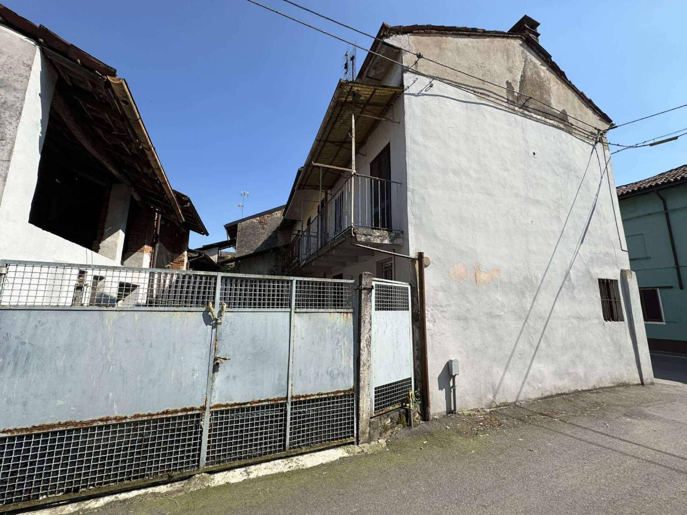 Abitazione indipendente di circa 70 mq, sviluppata su due piani fuori terra con ulteriore piano soppalcato, composta da cucina/soggiorno locale unico 