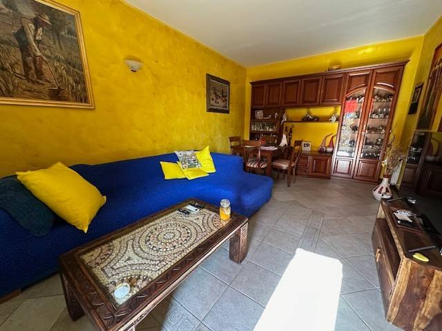 Romentino, in zona residenziale proponiamo casa indipendente su più livelli, che ha subito una ristrutturazione completa nel 2000 e a cui è stato 
