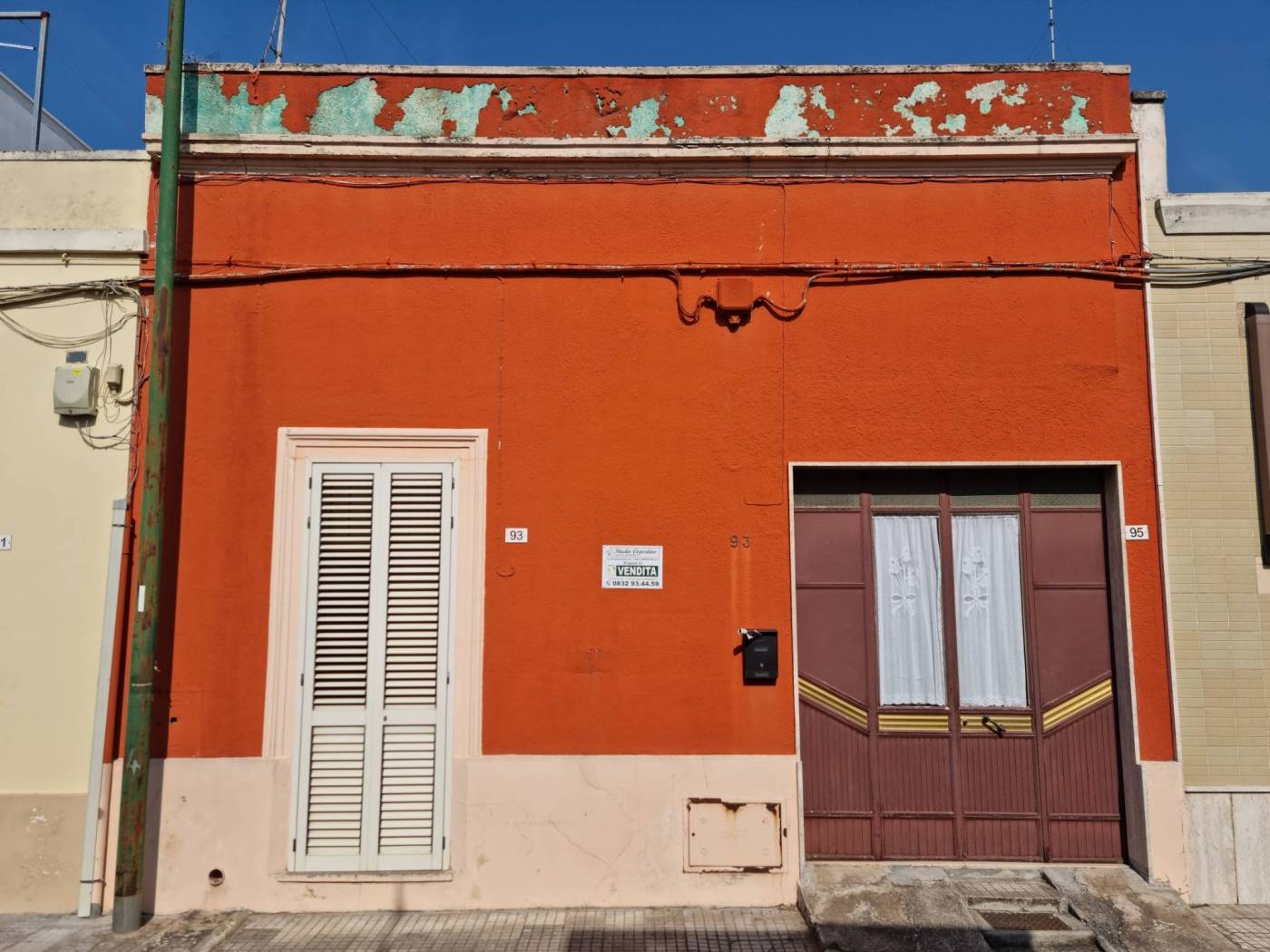 Copertino - Nei pressi della chiesa del Sacro Cuore, in zona semicentrale, proponiamo una casa indipendente posta al piano terra. L'abitazione è 