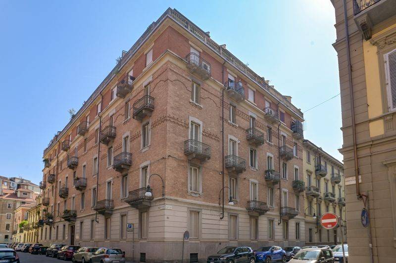 Zona Cit Turin ,comodissima al centro e a pochi minuti dalla Stazione di Porta Susa, in elegante palazzo del '900, vendesi splendido studio di 240 mq 