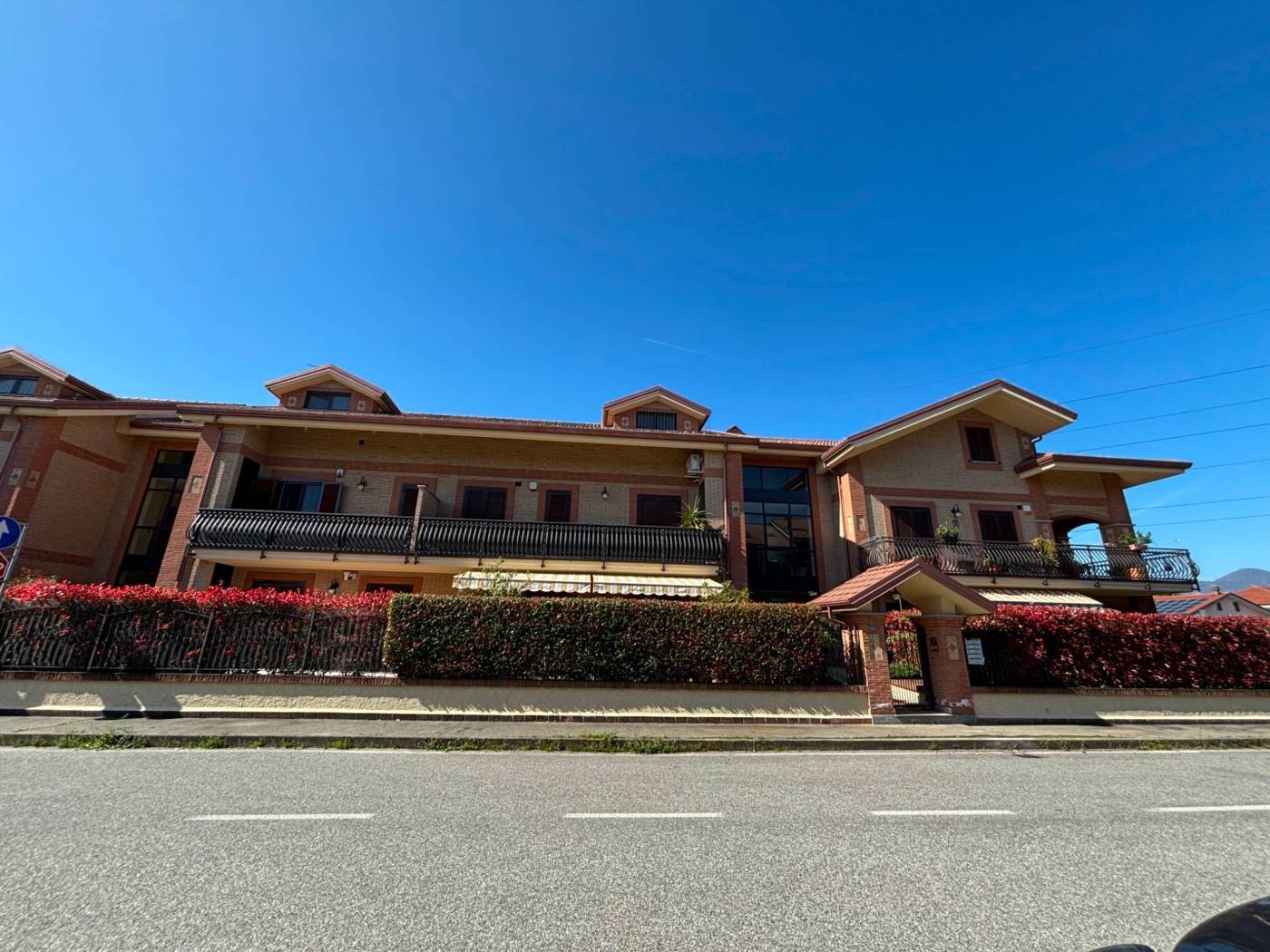 Pianezza San Pancrazio: in zona tranquilla ma comoda ai mezzi e servizi, in complesso residenziale di recente costruzione, proponiamo alloggio su due 