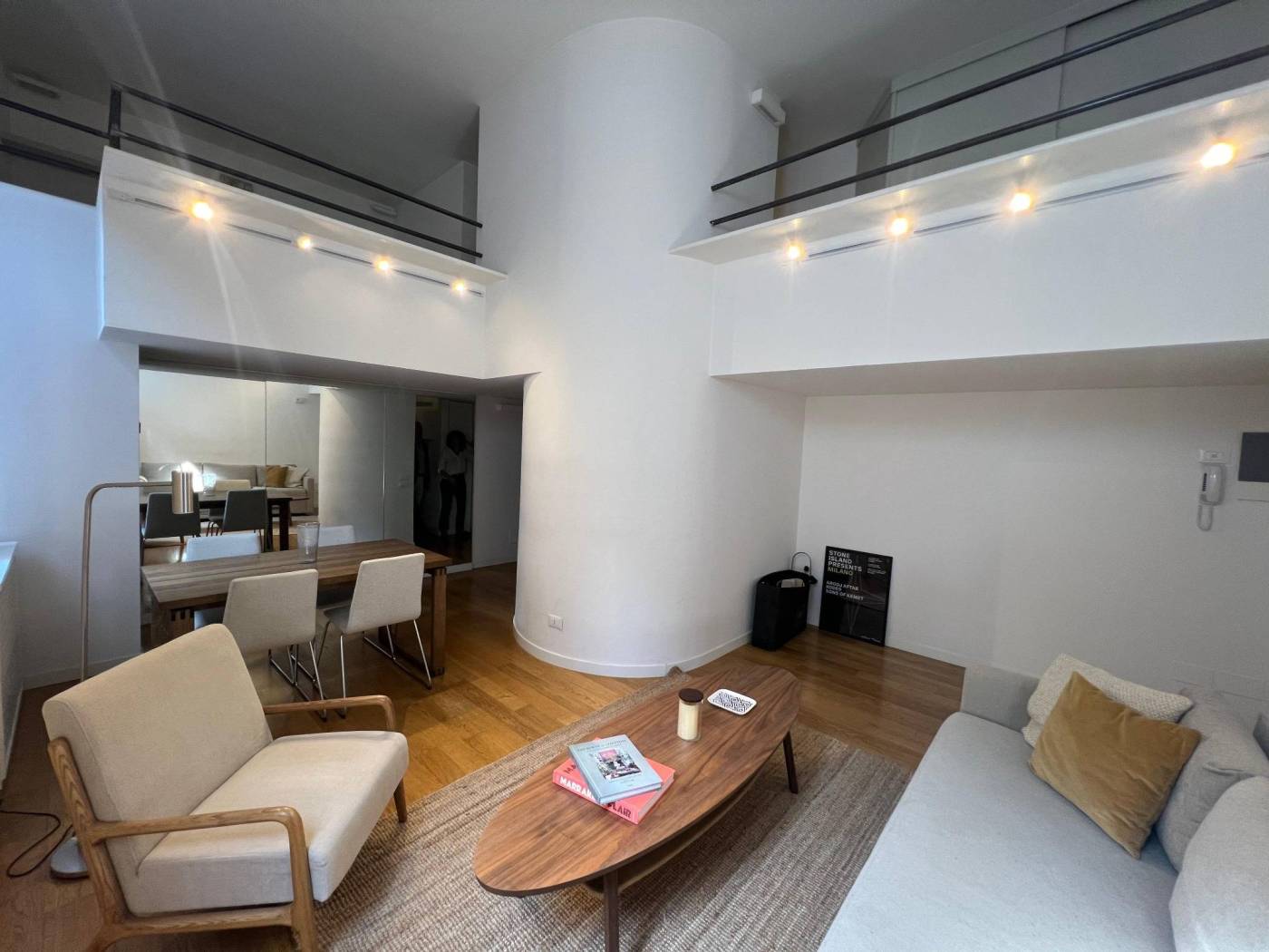 In prestigioso edificio, adiacente alla Pinacoteca di Brera, in via Fiori Oscuri, proponiamo in locazione un appartamento di 60 mq disposto su due