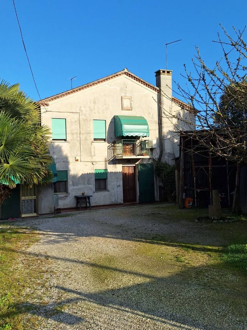 proponiamo in vendita ampia porzione di casa indipendente dalle generose metrature con AMPIO GIARDINO la casa al piano terra è composta da due 