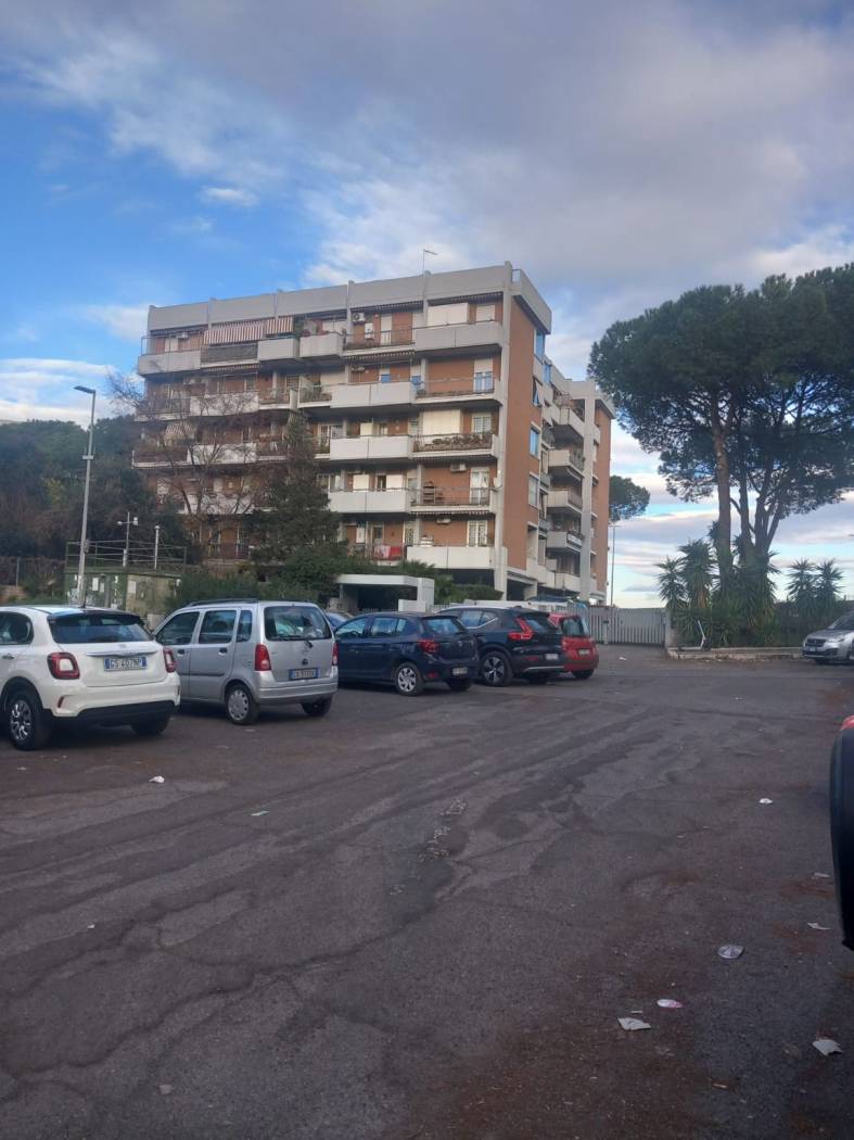 In Via Mar della Cina, angolo Viale della Grande Muraglia, proponiamo in vendita un trilocale in buone condizioni posto al terzo piano, composto da 