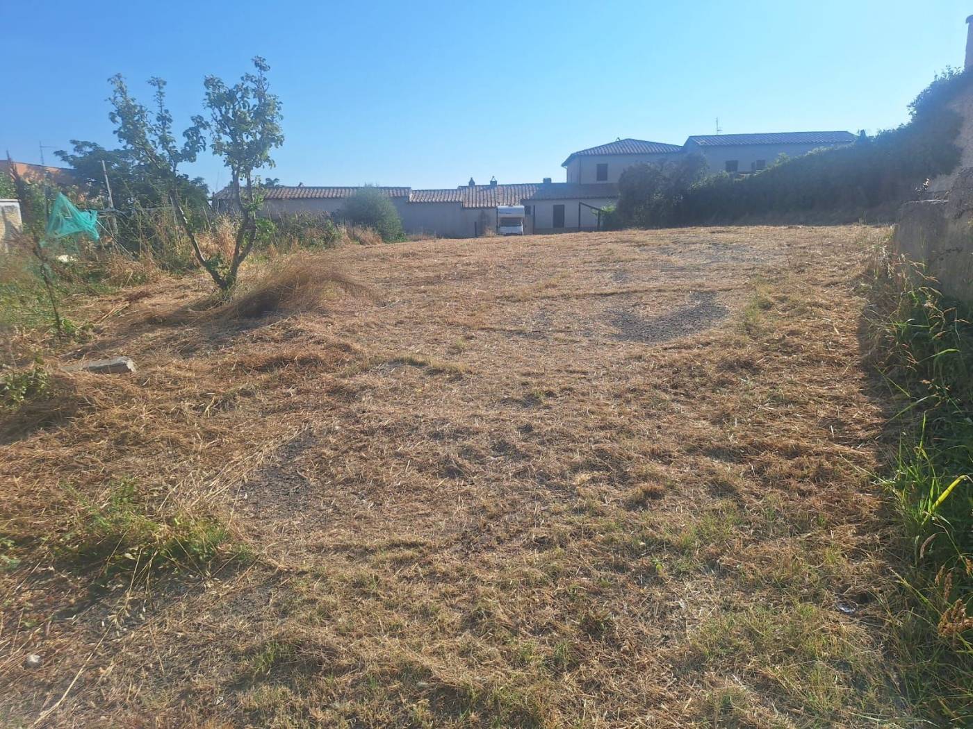 L'Agenzia Immobiliare Tecnoedil, propone in vendita un terreno agricolo pianeggiante di 1120 mq, completamente recintato. La proprietà non dispone di 
