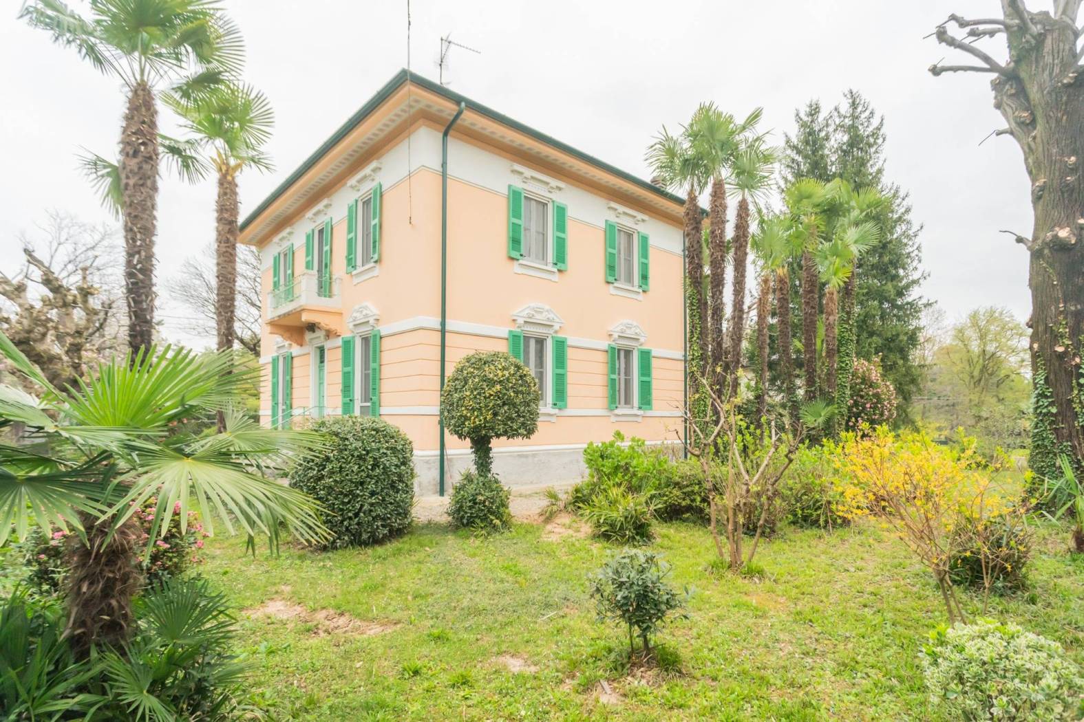 Scopri questa splendida villa d'epoca situata nella rinomata zona di Monterosso, un vero gioiello per chi cerca eleganza e comfort. La proprietà si 