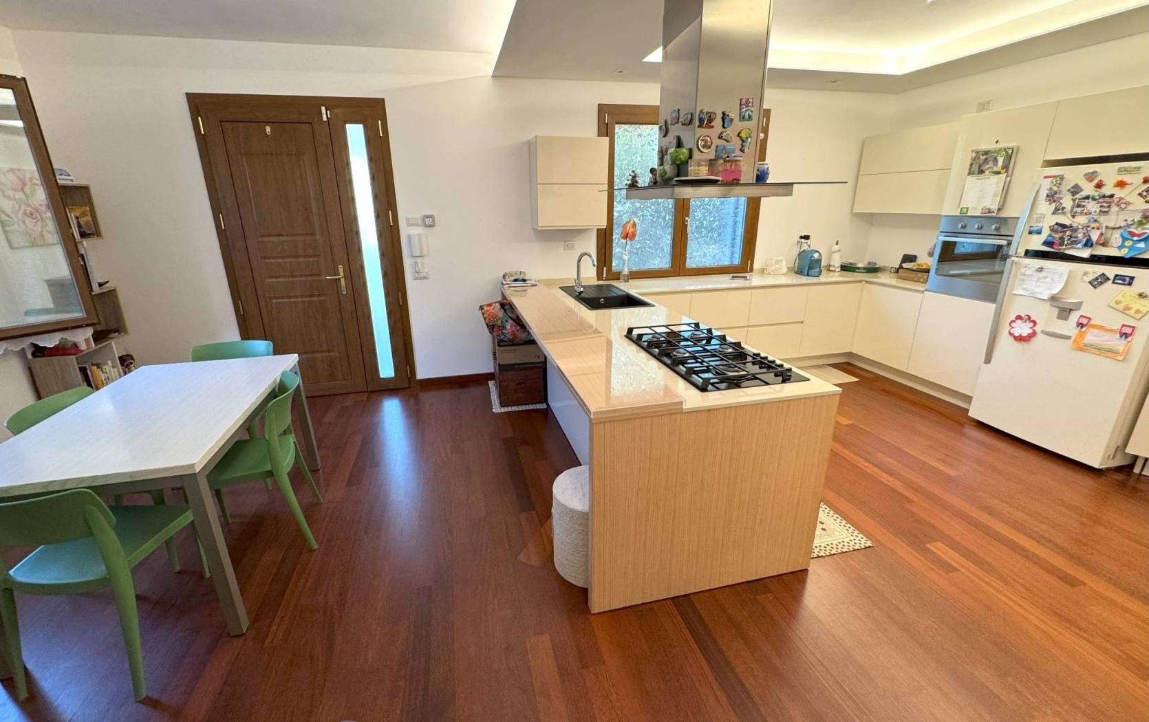 Villetta indipendente, nel quartiere di San Lorenzo, in zona servitissima e vicino al centro di Riccione, in ottime condizioni, come nuova. La casa 