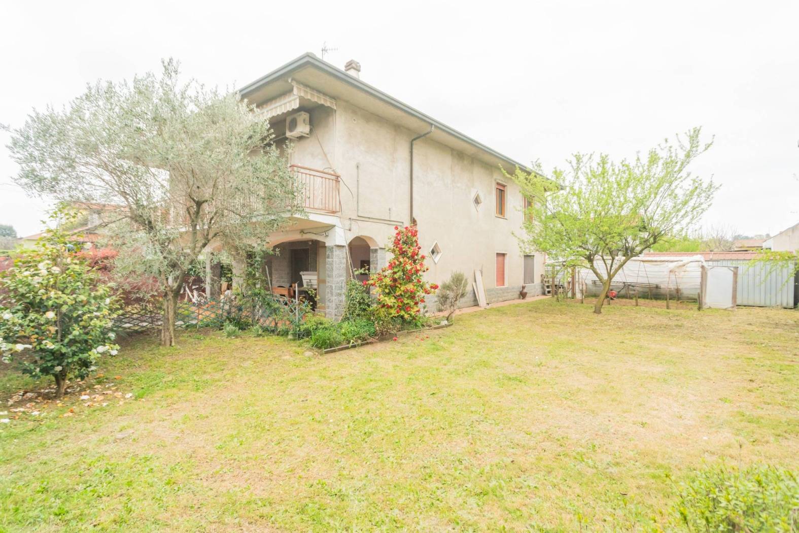 Scopri questa splendida villa bifamiliare situata in una zona prettamente residenziale, perfetta per chi cerca tranquillità e comfort. Con accessi 