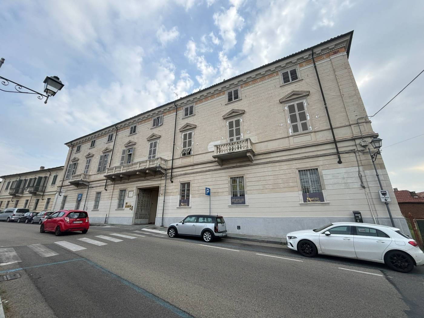 Chieri, zona comodissima al centro e a tutti i principali servizi,proponiamo in vendita ap primo piano di un palazzo del '600appartenuto ai Marchesi 