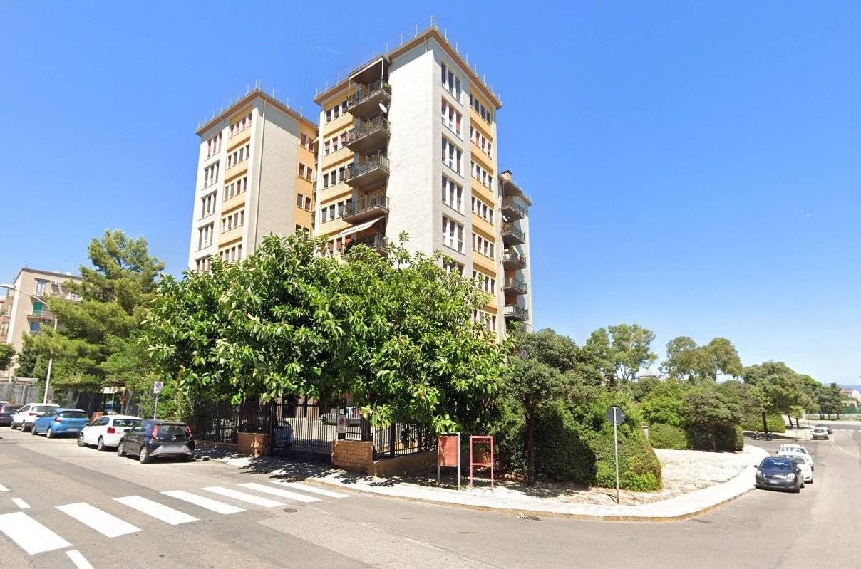 Ci troviamo nella residenziale via Rockefeller, zona particolarmente ricercata della città di Cagliari per via della sua posizione, infatti è