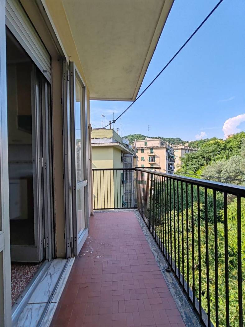 Genova Sampierdarena – Corso Martinetti All'ottavo e ultimo piano di uno stabile ordinato e servito da ascensore, proponiamo in vendita luminoso 