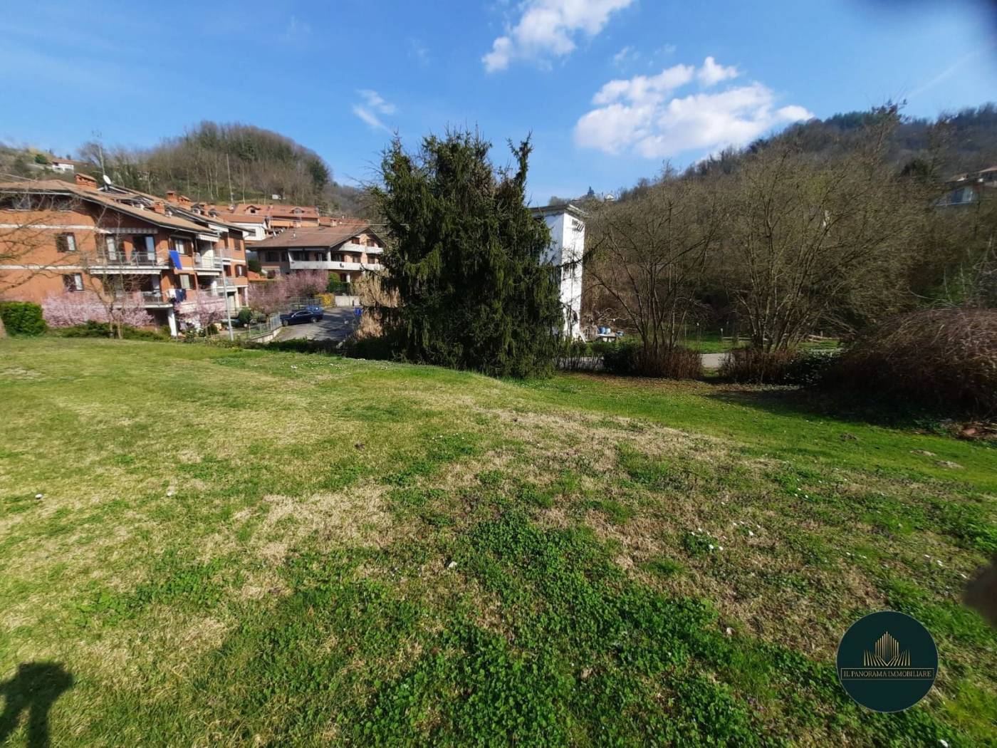 Il PANORAMA IMMOBILIARE propone in vendita in collaborazione con STUDIO ARCHITETTURA E DESIGN MSA in un contesto riservato e circondato dal verde, 