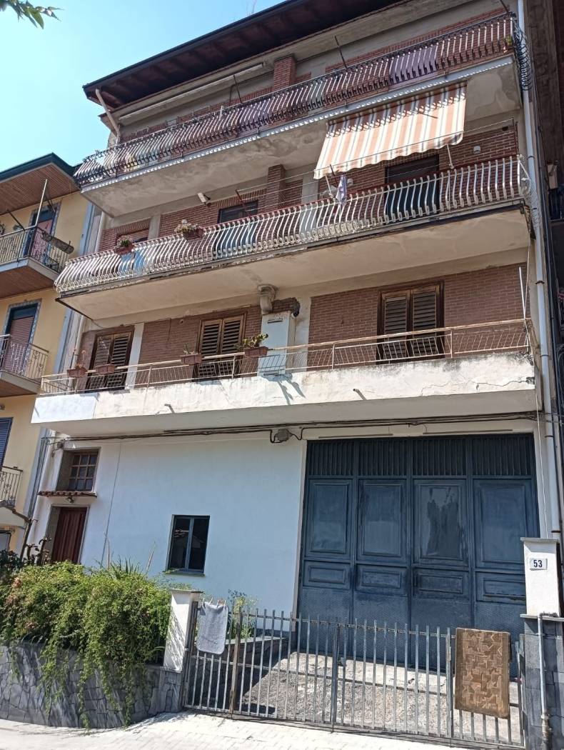 Bellissimo appartamento in vendita a Bronte, in Via Sirena n 51. Situato al primo piano, questo appartamento per civile abitazione offre spazio e 