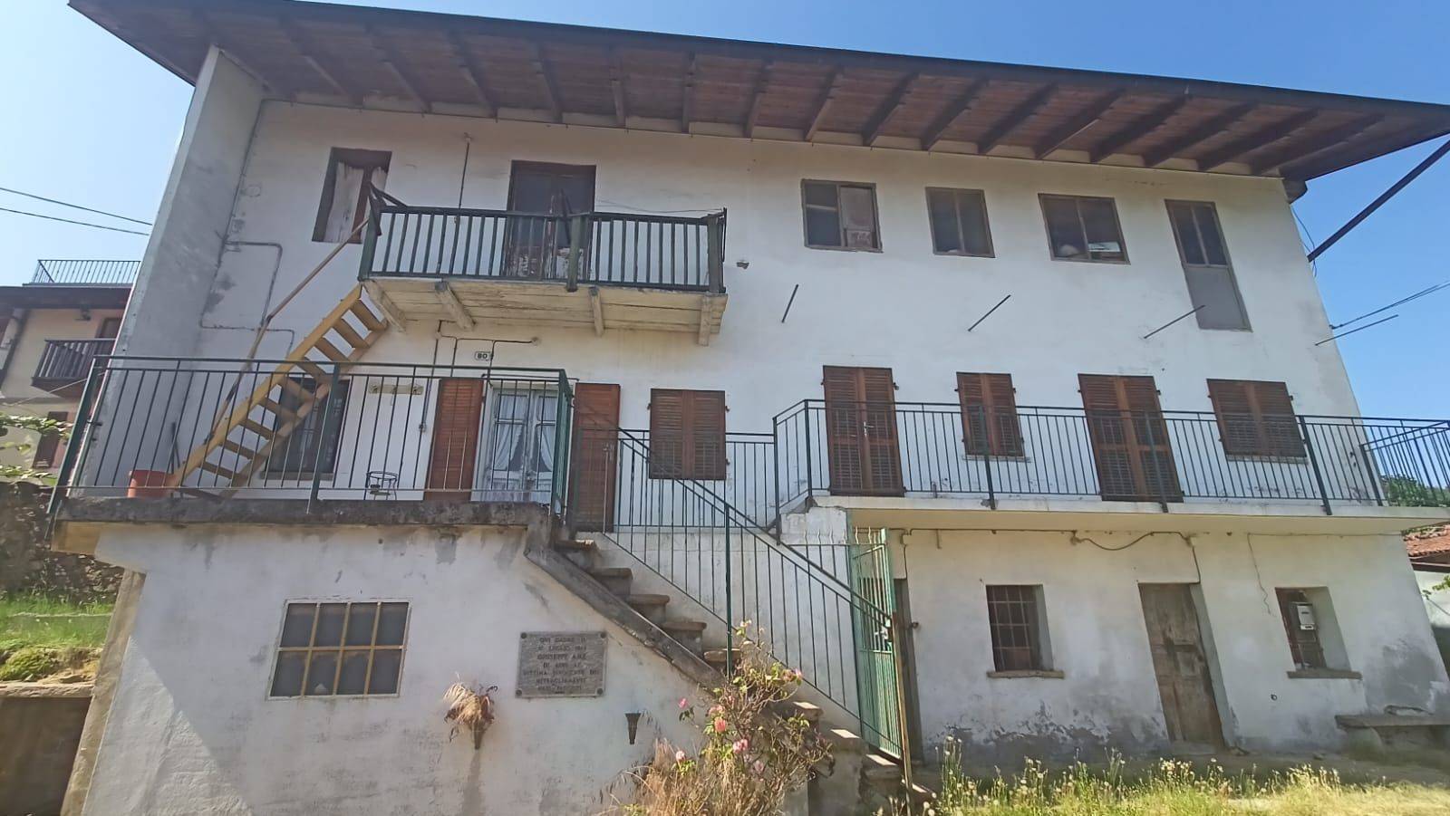 CUMIANA-A pochi minuti dal centro di Cumiana, in Frazione Berga, proponiamo in vendita casa semindipendente libera su tre lati, immersa nel verde e 