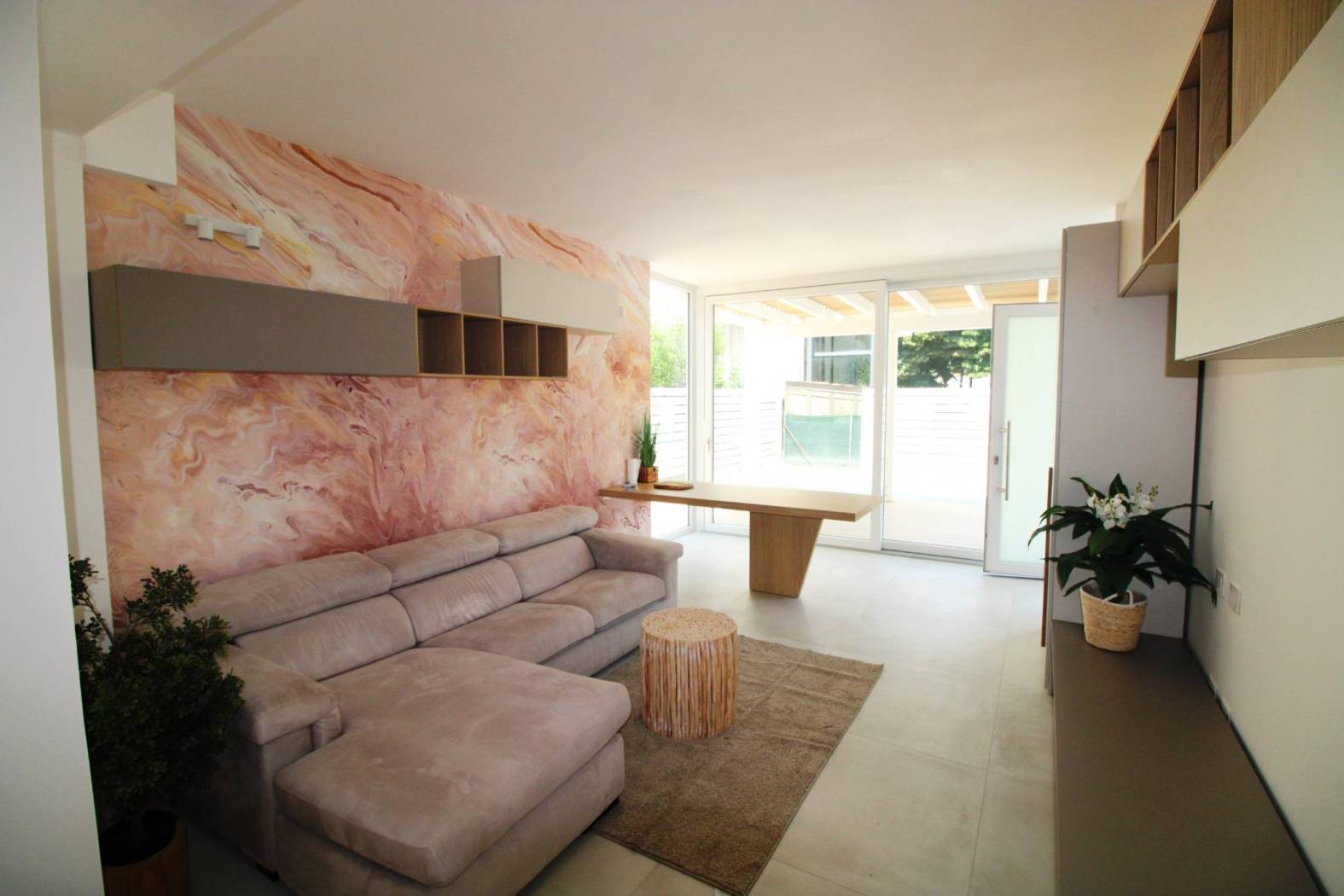 Proponiamo in vendita in zona Villa Pini, in posizione residenziale e tranquilla, appartamento NUOVO in pronta consegna ed arredato con recupero 